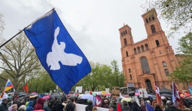 Demonstrationen: Ostermarsch in Berlin mit hunderten Teilnehmern