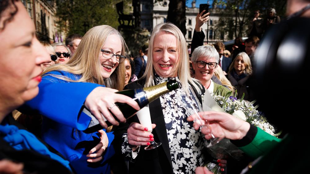 Urteil in Großbritannien: Vertreterinnen der Organisation For Women Scotland stoßen nach der Urteilsverkündung an.