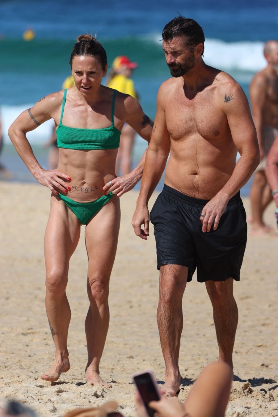 Zeigte sich mit stählernem Körper und neuem Lebensgefährten am Bondi Beach in Australien: Ex-Spice-Girl Mel C.