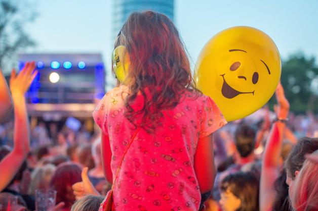 Der Smiley-Ballon ist nicht der Einzige mit guter Laune – Meute begeistert das Publikum generationsübergreifend.