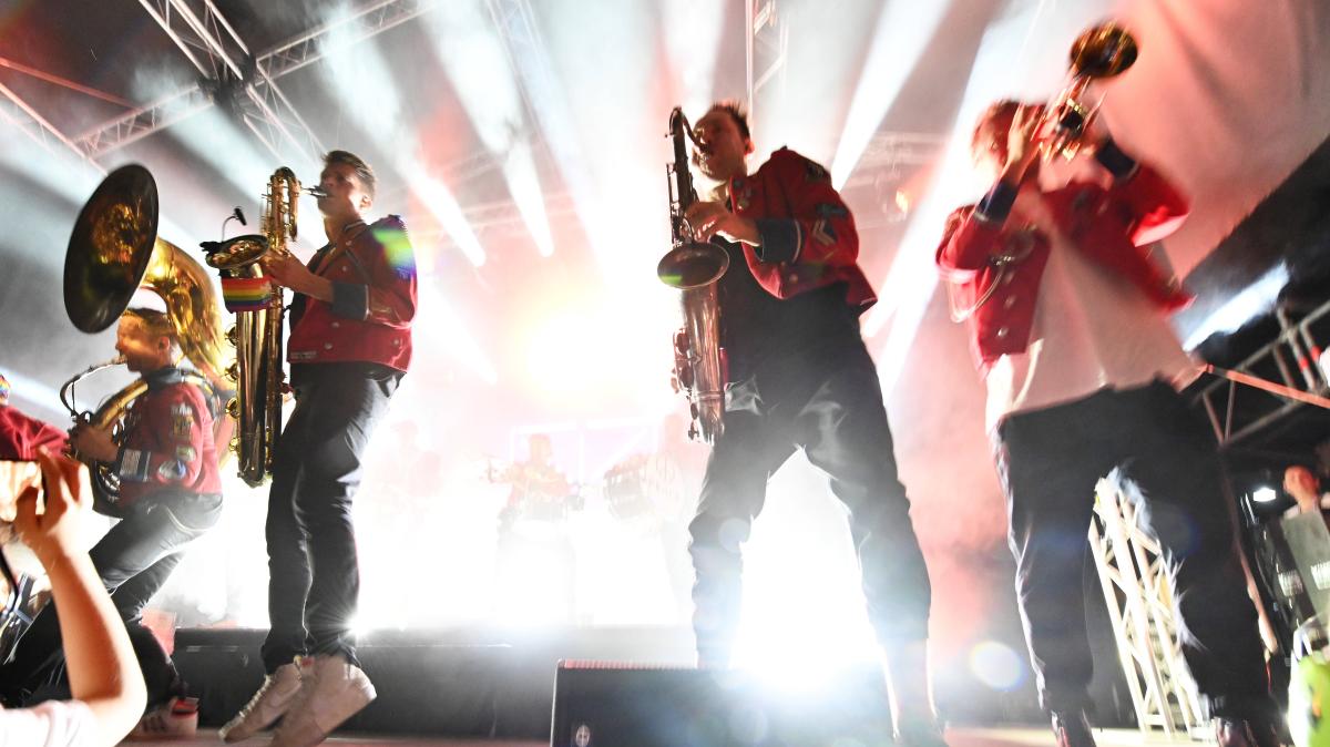 Hamburgs Meute erobert mit Techno und Tuba die Charts