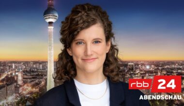 Moderatorin Leonie Schwarzer vor dem Logo von rbb24 Abendschau (Quelle: rbb/Gundula Krause)