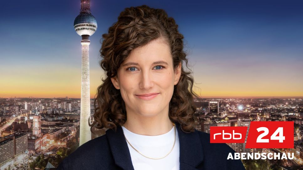 Moderatorin Leonie Schwarzer vor dem Logo von rbb24 Abendschau (Quelle: rbb/Gundula Krause)