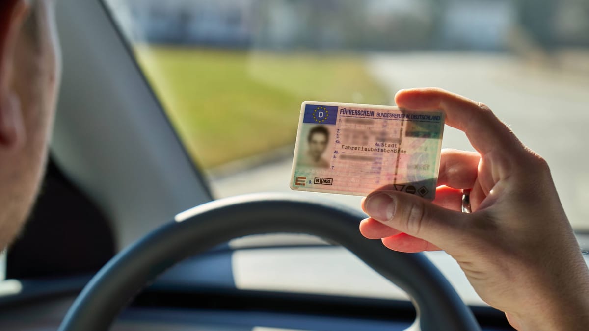 Fahrer gibt zweimal falsche Personalien bei Verkehrskontrolle an