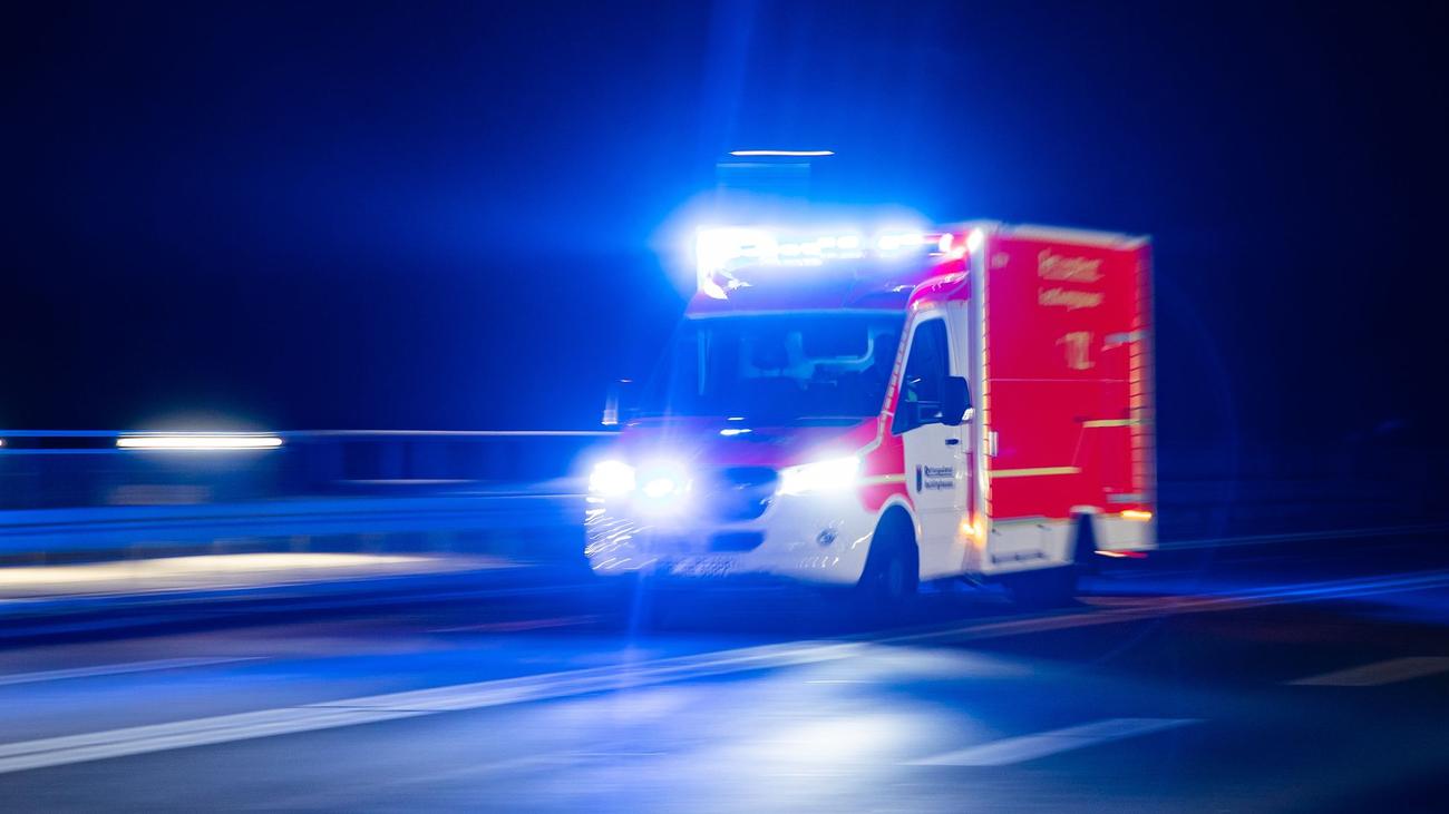 Bielefeld: Auto erfasst Fußgänger - 72-Jähriger schwer verletzt