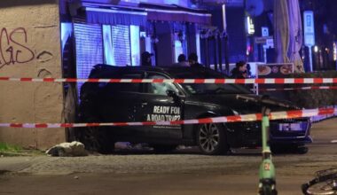 17-Jähriger kracht in Passanten – Frau in Lebensgefahr