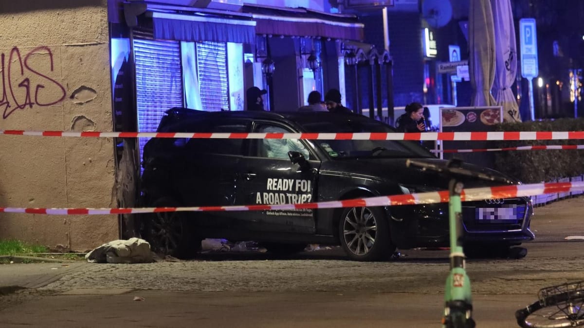 17-Jähriger kracht in Passanten – Frau in Lebensgefahr