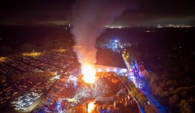 Großbrand: Riesiger Schrottberg geht in Flammen auf