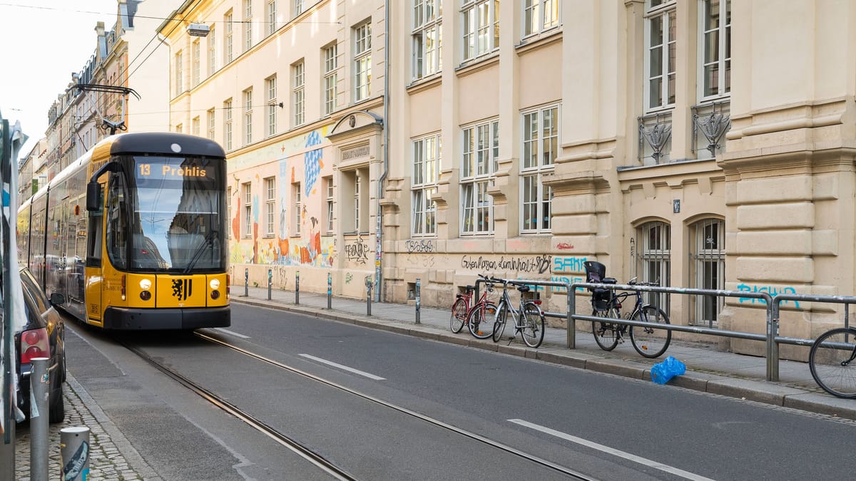 Mann beleidigt Fahrgäste rassistisch und schlägt Helfer
