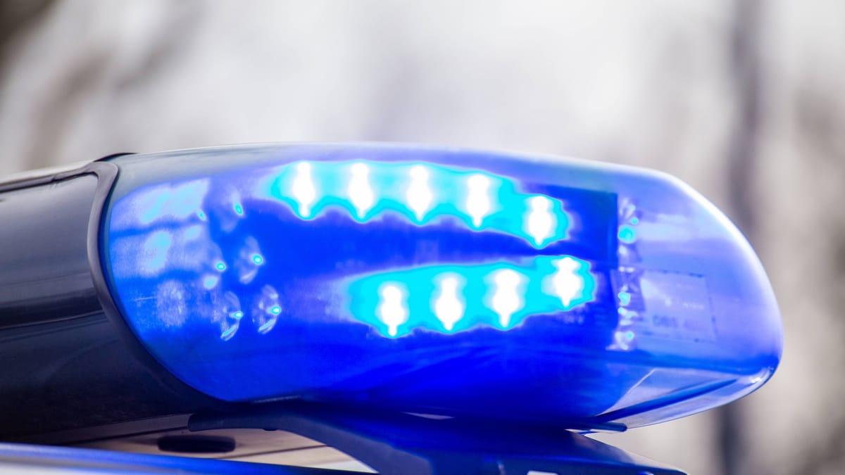 Polizei stoppt Lachgas-Dealer am Rheinufer in Deutz