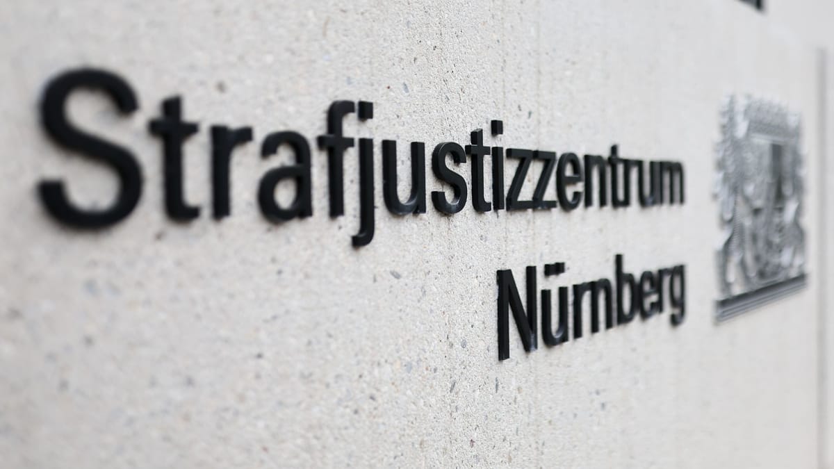 Mann sticht Frau und Tochter auf Spielplatz nieder – Prozess