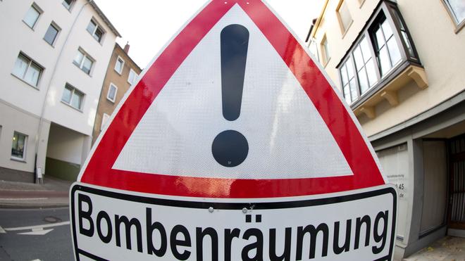 Bahnsignale auf Rot: Die Entschärfung einer Weltkriegsbombe hat in Münster erhebliche Folgen für den Bahnverkehr. (Symbolbild)