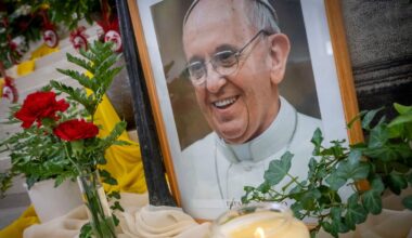 Papst Franziskus gestorben – erste Kondolenzbücher in München voll