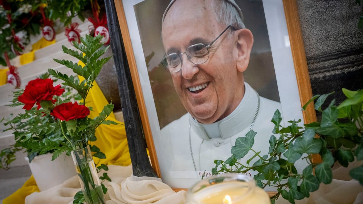 Papst Franziskus gestorben – erste Kondolenzbücher in München voll