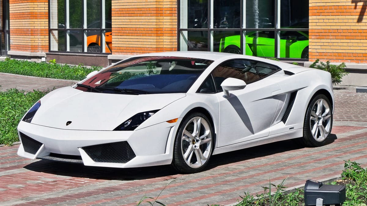 Bauunternehmer ertrinkt nach Unfall mit neuem Lamborghini