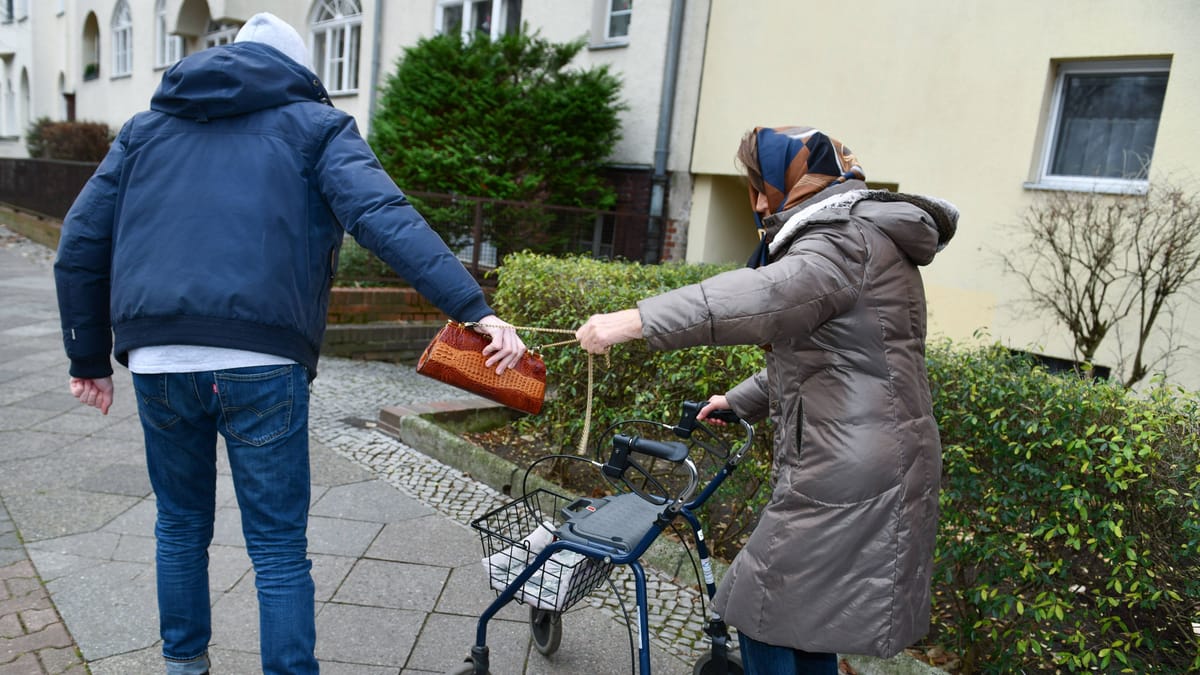 Seniorinnen bei Raubüberfällen in Lichtenberg und Spandau verletzt