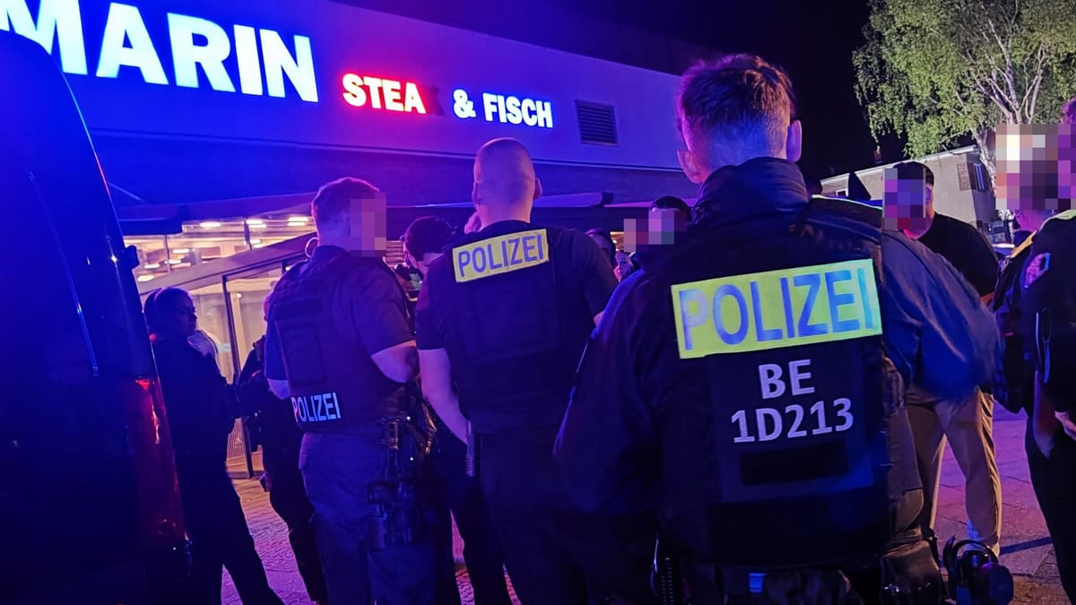 Polizei-Einsatz mit Hundestaffel bei Clan-Feier in Neukölln