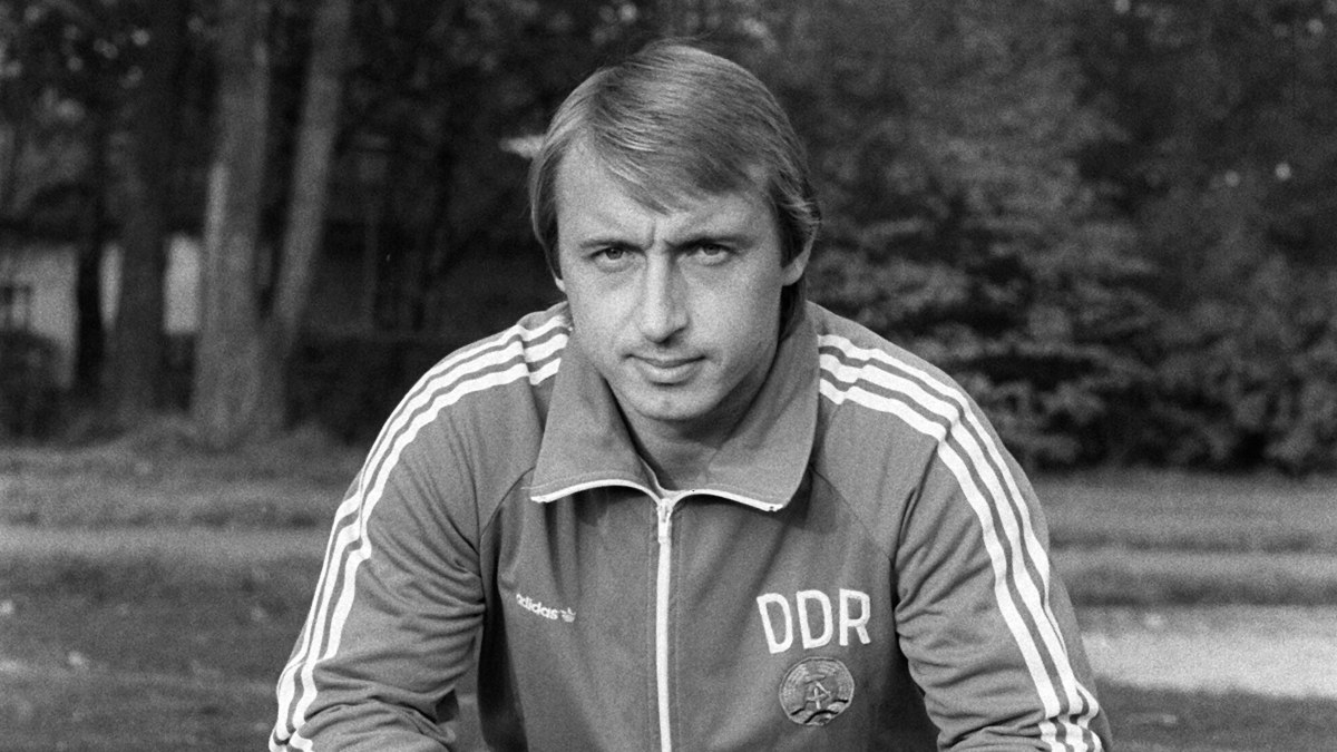 Ein verrücktes Buch über die DDR-Fußball-Legende — der Freitag