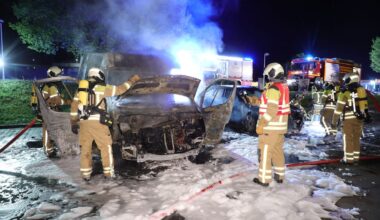 Transporter brennt vollständig aus – Flammen greifen über