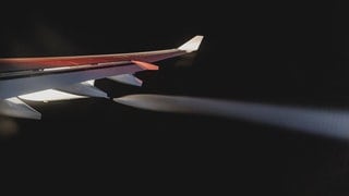 Ein Flugzeug lässt Kerosin ab. (Symbolbild)