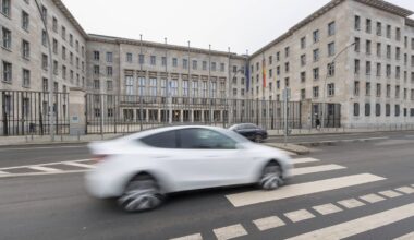 Tesla kracht in Auto auf A10 – Starkregen als Ursache