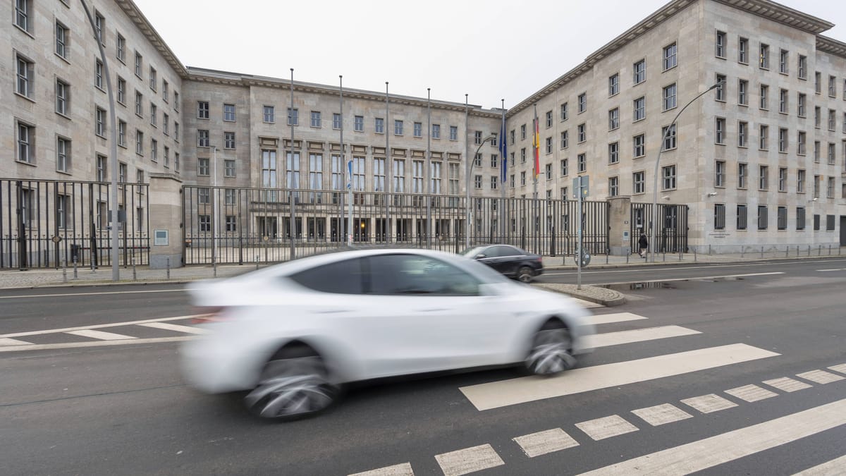 Tesla kracht in Auto auf A10 – Starkregen als Ursache