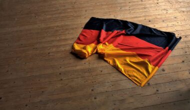 Vermummte greifen Gruppe mit Deutschlandfahne an