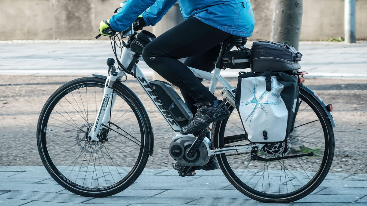 Männer schlagen Lieferfahrer bei Pedelec-Diebstahl