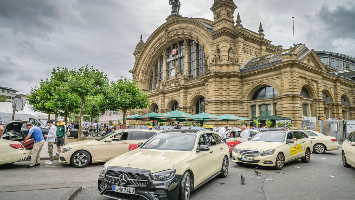 Frankfurt prüft Mindestpreise für Uber, Bolt und Co: Schutz für Taxis
