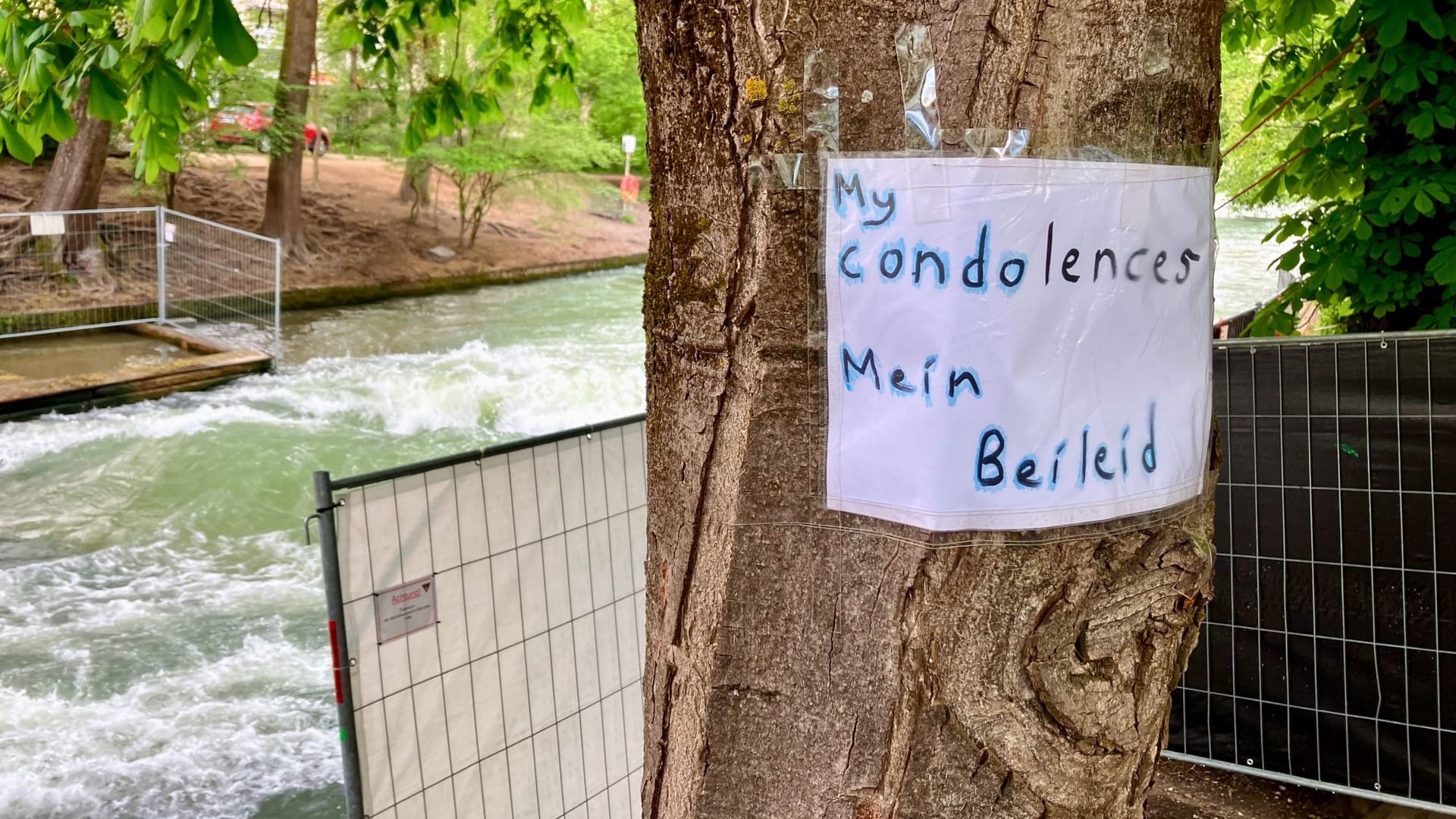 Ein Zettel mit Beileidsbekundungen auf einem Baum: Münchner trauern einen Tag nach dem Tod der Frau.