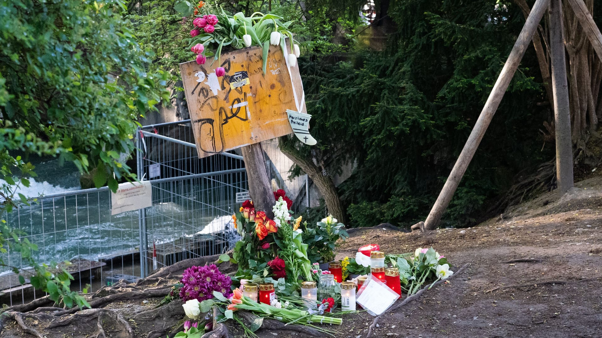 Blumen und Kerzen vor der Eisbachwelle: Passanten und Vertreter der Surf-Community nehmen Abschied von der verstorbenen Frau.