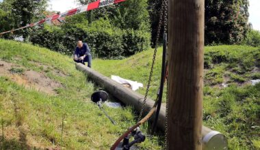 ARCHIV - Ein Ermittlungsbeamter untersucht am 27.05.2013 in Datteln (Nordrhein-Westfalen) eine gebrochene Spielplatz-Schaukel. Nach dem tödlichen Unfall auf einem Spielplatz in Datteln 2013 beginnt am Donnerstag der Prozess gegen einen städtischen Mitarbeiter wegen fahrlässiger Tötung Eine 18-Jährige war im Mai 2013 von einem Schaukelgerüst erschlagen worden, weil ein Pfosten morsch war. Im Prozess geht es u.a. um die Frage, ob der Platz ausreichend kontrolliert wurde.    Foto: Andreas Kalthoff/Dattelner Morgenpost/dpa +++(c) dpa - Bildfunk+++