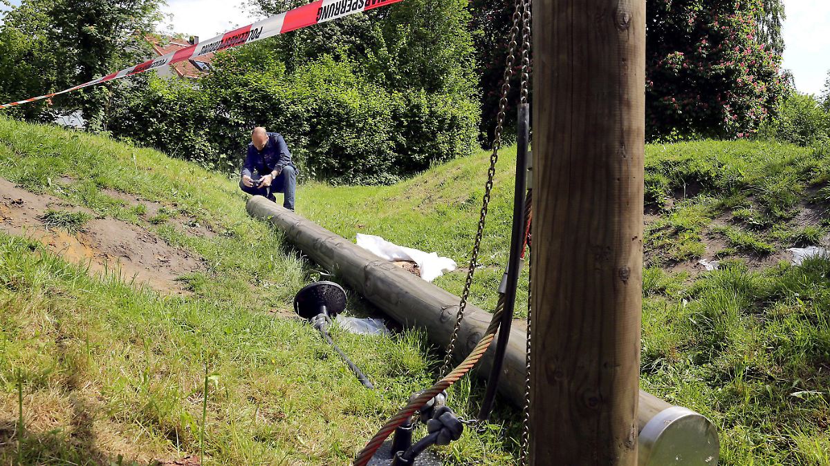 ARCHIV - Ein Ermittlungsbeamter untersucht am 27.05.2013 in Datteln (Nordrhein-Westfalen) eine gebrochene Spielplatz-Schaukel. Nach dem tödlichen Unfall auf einem Spielplatz in Datteln 2013 beginnt am Donnerstag der Prozess gegen einen städtischen Mitarbeiter wegen fahrlässiger Tötung Eine 18-Jährige war im Mai 2013 von einem Schaukelgerüst erschlagen worden, weil ein Pfosten morsch war. Im Prozess geht es u.a. um die Frage, ob der Platz ausreichend kontrolliert wurde.    Foto: Andreas Kalthoff/Dattelner Morgenpost/dpa +++(c) dpa - Bildfunk+++