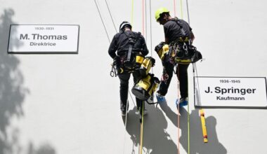 Riesige Namensschilder erinnern wieder an jüdische Hausbewohner