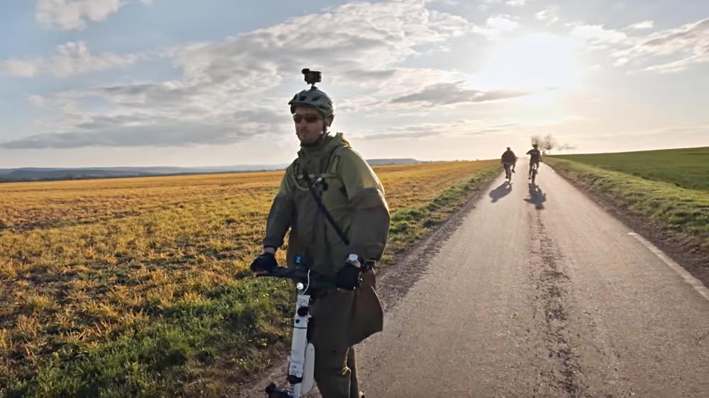 Jan Böhmermann: Jan Böhmermann fliegt durch überwiegend schöne Streifen des frühlingsgrünen Landes.