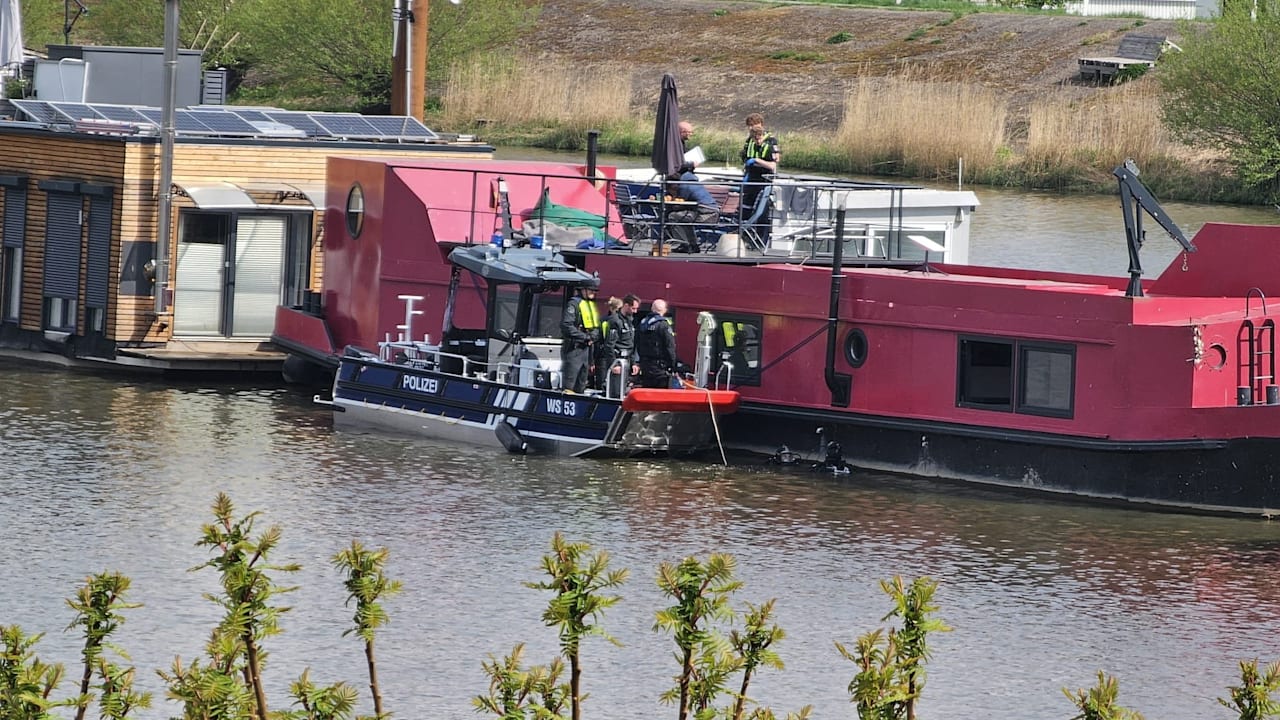 Star-Autorin auf Hausboot getötet: Liegt die Mordwaffe in der Elbe? | Regional