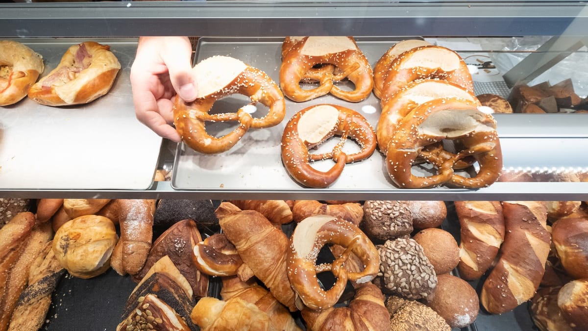 Kunden von Bäckern und Metzgern sparen