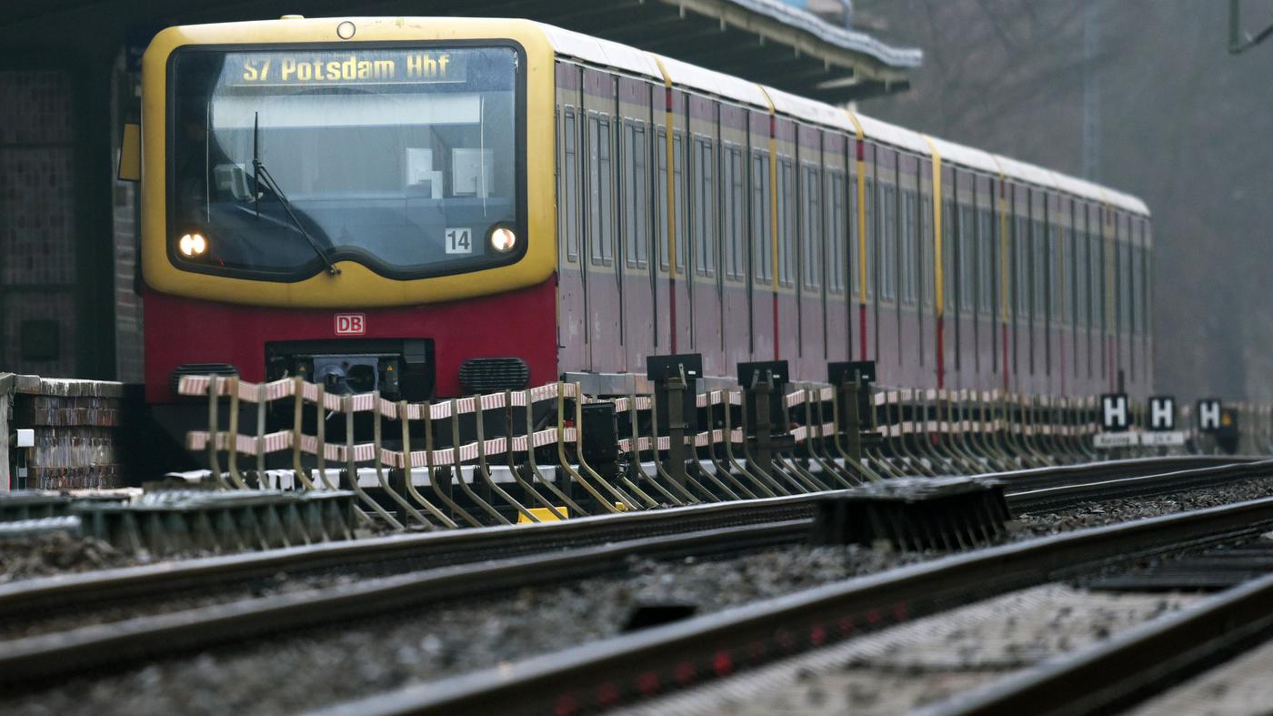 Zwei Menschen sterben beim S-Bahn-Surfen in Wannsee