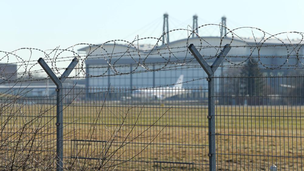 Abschiebungen aus Hamburg: Ein Flugzeug steht auf dem Rollfeld vom Flughafen Hamburg