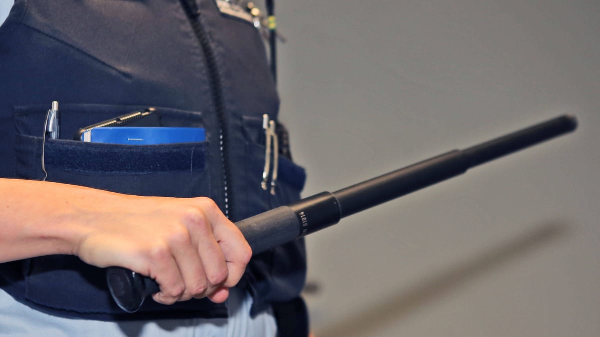 22-Jähriger wird mit Teleskopschlagstock erwischt