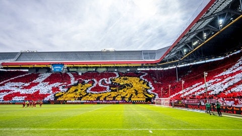Die FCK-Fans zeigen eine Choreografie über zwei Tribünen im Fritz-Walter-Stadion