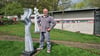 Frank Teufel in seinem eigenen Skulpturengarten, wo einige seiner "Zweiliner" ausgestellt sind.