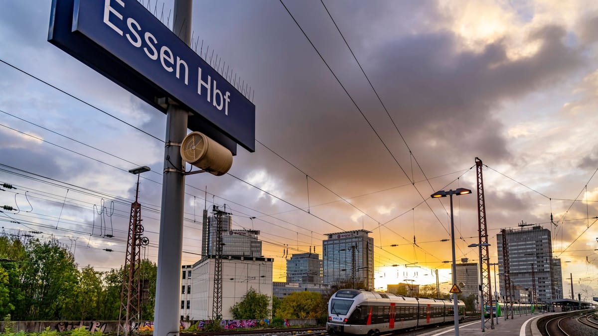 Mann randaliert und leistet Widerstand gegen Polizei