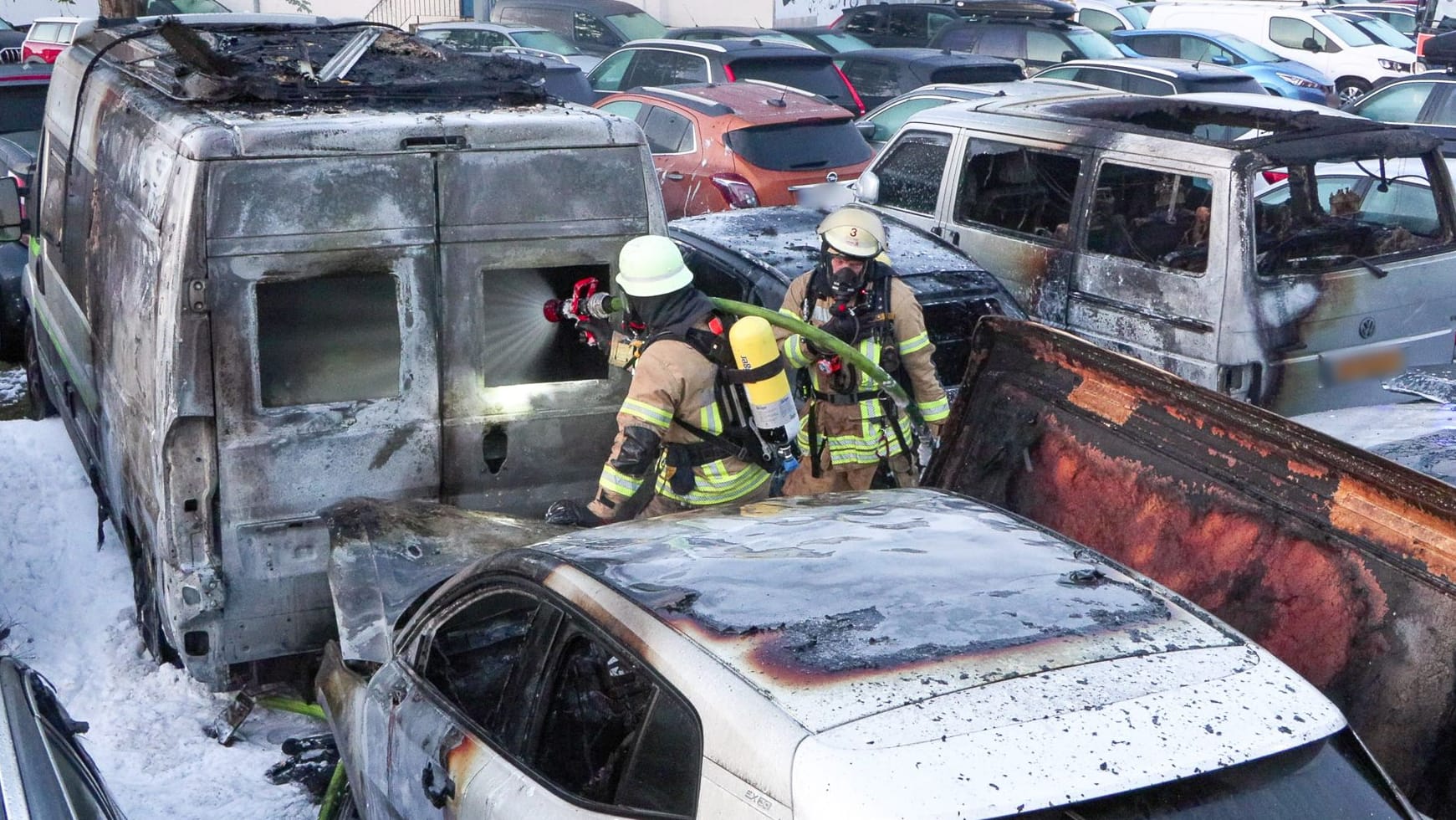 Ausgedehnter Brand auf Parkplatz: 10 Autos brannten, 16 weitere