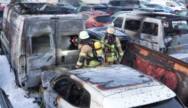 Autos bei Feuer auf Parkplatz in Mörsenbroich zerstört