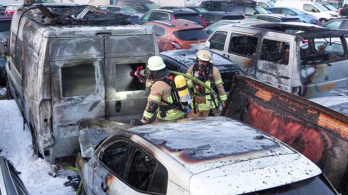 Autos bei Feuer auf Parkplatz in Mörsenbroich zerstört