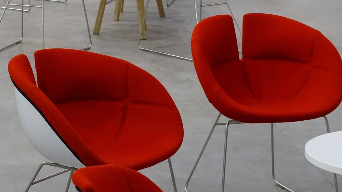 Designerstühle aus Rathaus Misburg geklaut – rätselhafte Serie