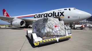 Eine Frachtmaschine der Cargolux steht mit einer ladung Fracht auf dem Vorfeld
