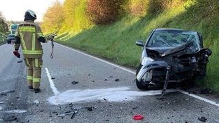 Wegen eines schweren Unfalls zwischen Mackenbach und Weilerbach war die Landstraße 356 komplett gesperrt. Ursache war offenbar Unaufmerksamkeit. Auto an der Unfallstelle.