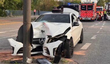 AMG Mercedes kracht gegen Ampel – mehrere Verletzte